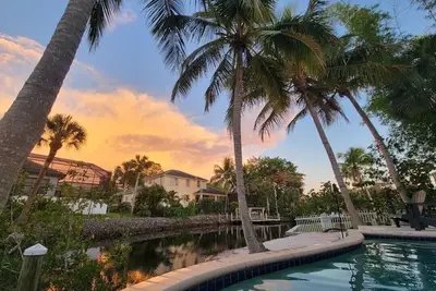 Image de Suite au bord de l'eau avec piscine, mini plage et pédalo