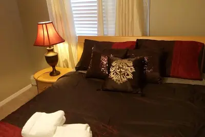 Image de tout nouveau condo salle entière 1bed pour votre auto