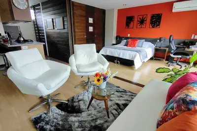 Image de 🏠1 Hdtv, lit Queen Size confortable 🛏️ A / C Wi-Fi rapide 📶