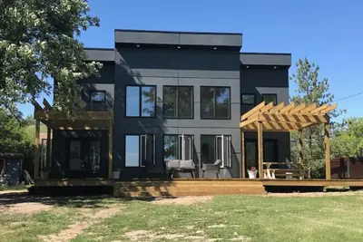 Image de chalet au bord du lac moderne de luxe Ă Grand Beach Manitoba