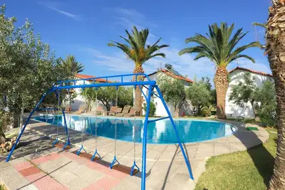 Image de Maison Familiale avec Jardin et Piscine