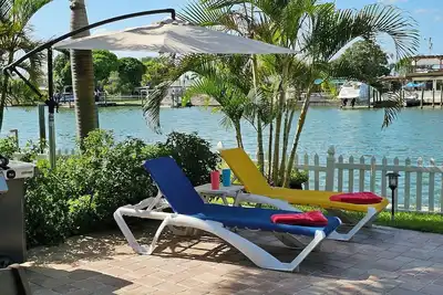 Image de ** Executive, front de mer, privé, Island Beach Cottage ** + terrasse au bord de l'eau de 1150 pieds carrés