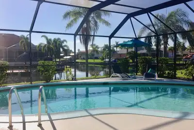 Image de Grande piscine chauffée, WiFi gratuit, quai de bateau, accès au golfe! Nous vous souhaitons la bienvenue!
