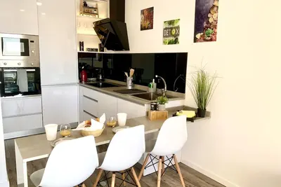 Image de Extrêmement bien situé avec vue sur la mer. Il y a tout que vous avez besoin