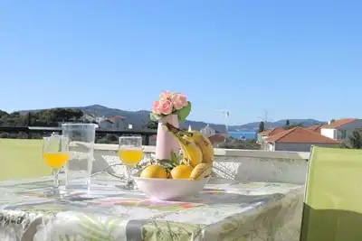 Image de Appartement de deux chambres avec la terrasse et la vue sur le mer Okrug Donji, Ciovo (A-13732-c)