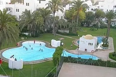 Image de Spacieux appartement de 2 chambres grande terrasse Une Tv \/ C. Wifi. Près de Beach & Golf