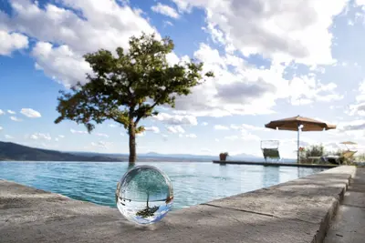 Image de Magnifique piscine à débordement privée entourée d'une vue à couper le souffle.