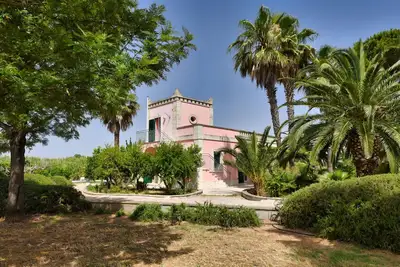 Belle villa avec piscine, dans le vert du Salento, 110 m2, calme et luxueuse