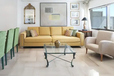 Image de Appartement avec vue sur la mer situé à quelques pas de la plage. Décoration élégante!