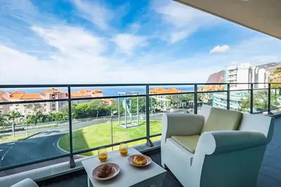 Monumental Apartment - By Wehost