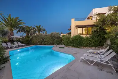 Image de Belle villa avec jardin et grande piscine-piscine pour enfants séparée