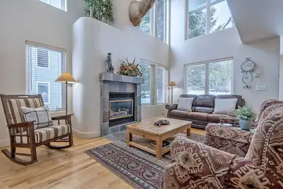 Image de Shadow Brook 2 - Un condo occidental fantasque idéalement situé pour l'aventure!