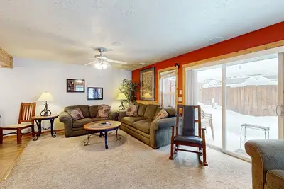 Image de Condo en peluche avec foyer au gaz - à pied des plages du lac, du golf et du parc d'État de Ponderosa