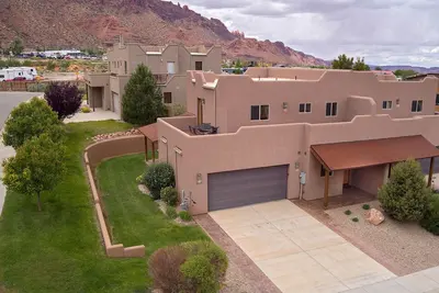 Image de Sg1 | Condo Moab haut de gamme avec immense terrasse enveloppante avec vue | 6-8 personnes