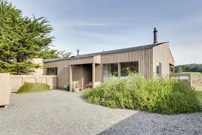 Image de Maison conviviale pour chiens avec vue sur l'océan et le golf, piscine partagée, bain à remous, tennis