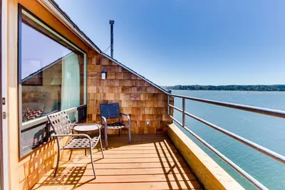 Image de Condo au bord de l'eau avec piscine partagée \/ bain à remous, terrasse privée et vues magnifiques