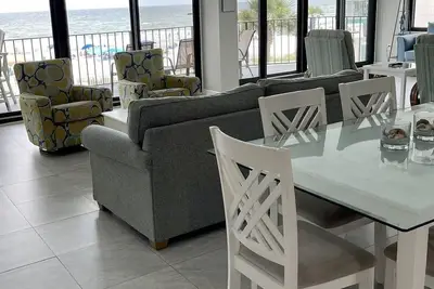 Image de Superbe unité de coin au 2ème étage, vue complète sur la plage, chaises de plage gratuites,