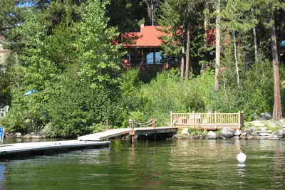 Image de Lakefront cabine avec plage privée et quai, courte distance en voiture de la ville, station de ski!