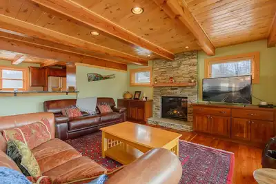 Image de Maison en rondins de luxe avec vue sur la montagne, grand jardin, 2 cheminées, 10 Miles to Sugar Mtn