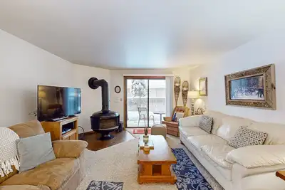 Image de Condo confortable au bord du lac avec piscine partagée - près du ski et du centre-ville de McCall