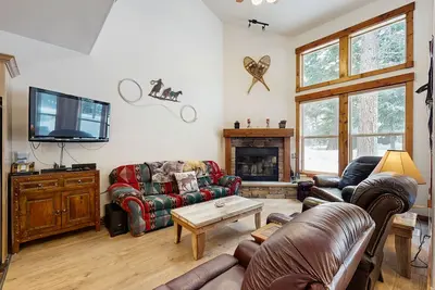 Image de Condo avec vue sur le golf, terrasse privée et piscines partagées, bain à remous, salle de sport et plus encore!