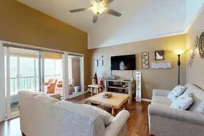 Image de Lakefront condo w \/ balcon fermé, de belles vues et partagé piscine saisonnière \/ plage!
