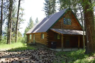 Image de Woodland cabine w \/ véranda et vue sur la prairie - près de la ville, du golf et du lac!