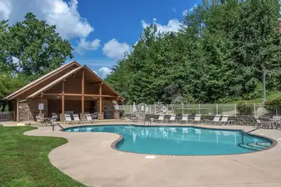 Image de Woodland Escape, 3 chambres, bain à remous, accès à la piscine, WiFi, 9 personnes