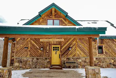 Image de Kinnikinnik North Lodge - Magnifique maison en bois rond avec quai privé. 12 couchages!
