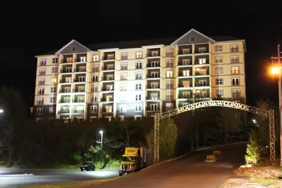 Image de Penthouse et vue sur la montagne sur l'autoroute à Pigeon Forge!