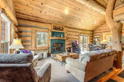 Image de Log-chalet chien-friendly w \/ un bain à remous privé, foyer et salle pour tout le groupe!