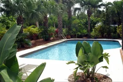 Image de Island Home - Promenade à la plage - tarifs réduits d'août! ! Rafraîchissez-vous près de la piscine.