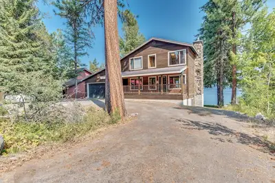 Image de Grande cabane au bord du lac avec vue sur l'eau, bain à remous privé et quai dédié!