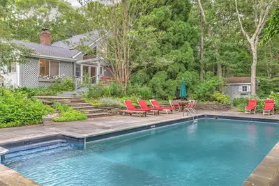 Image de Retraite luxuriante et boisée à East Hampton sur un grand terrain avec piscine privée, hauts plafonds, aménagement spacieux