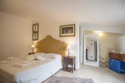 Image de Chambre élégante dans un bâtiment historique du centre