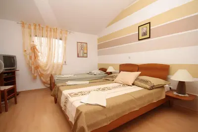Image de Appartement de deux chambres avec air conditionné Ivan Dolac, Hvar (A-8734-c)