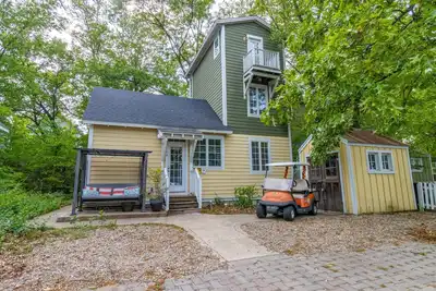 Image de Charmante petite maison avec une voiturette de golf