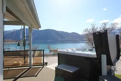 Image de Lakeview home w \/ wrap-around deck, accès facile au lac, bain à remous privé, et plus encore!