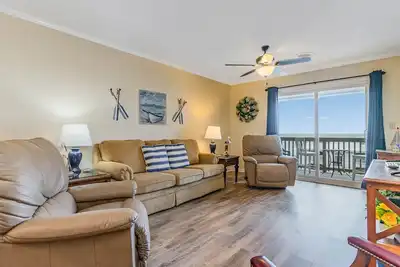 Image de Spacieux 2bd, 2ba Condo 2e rangée dans la belle Cherry Grove, vue magnifique