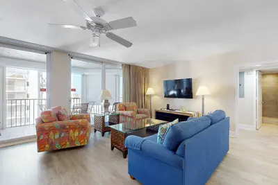 Image de Spacieux condo avec vue sur le golfe avec piscine partagée, bain à remous, courts de tennis et plus!