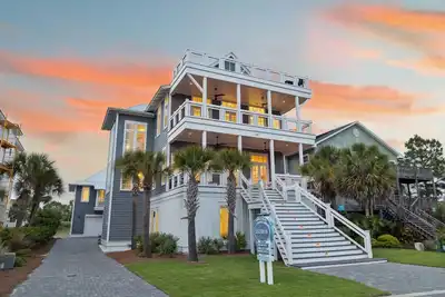 Image de Piscine privée chauffée! Accès à la plage privée!