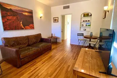 Image de Magnifique bungalow à proximité de l'U de A, du centre-ville et de la 4e avenue historique