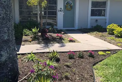 Image de Votre Endroit Heureux Au Soleil! Piscine récemment rénovée près des plages et du golf.