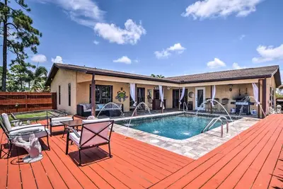 Image de Resort Style Backyard, piscine privée, bar tiki privé, spa