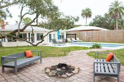 Image de Coquina Cove Pool Home est proche de la plage et une promenade du centre-ville.