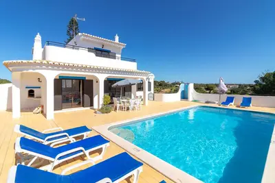 Image de Villa de 3 chambres avec piscine, emplacement tranquille et 5 min en voiture de la plage et de la ville