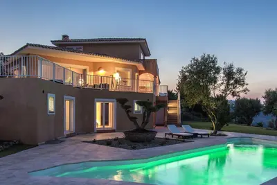 Image de Propriété 480m2, vue mer, piscine chauffée 6 chambres, 6 sdb, 3mn plage