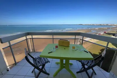 Image de Superbe T2 face mer à St Gilles avec Wifi, parking privé et accès direct à la plage
