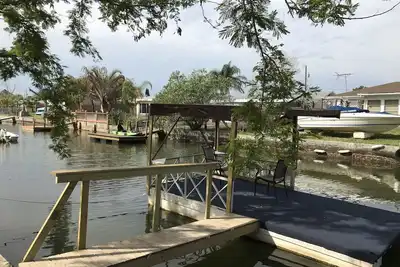 Image de Hudson Beach Waterfront House avec quai et canoë