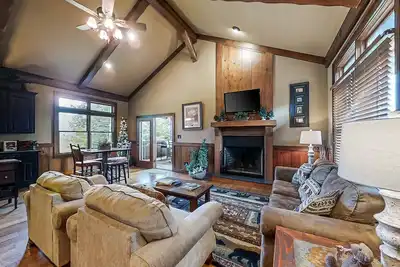 Cabine vue sur la montagne w / bain à remous, terrasse et billard - minutes du parc national!